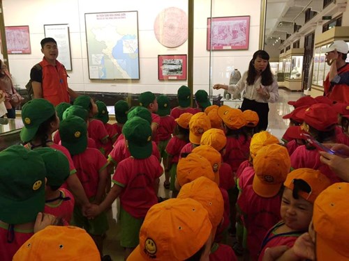 Các bé trường MN Hoa Sen đi tham quan Bảo tàng Lịch sử - Nhà hát Tuổi trẻ